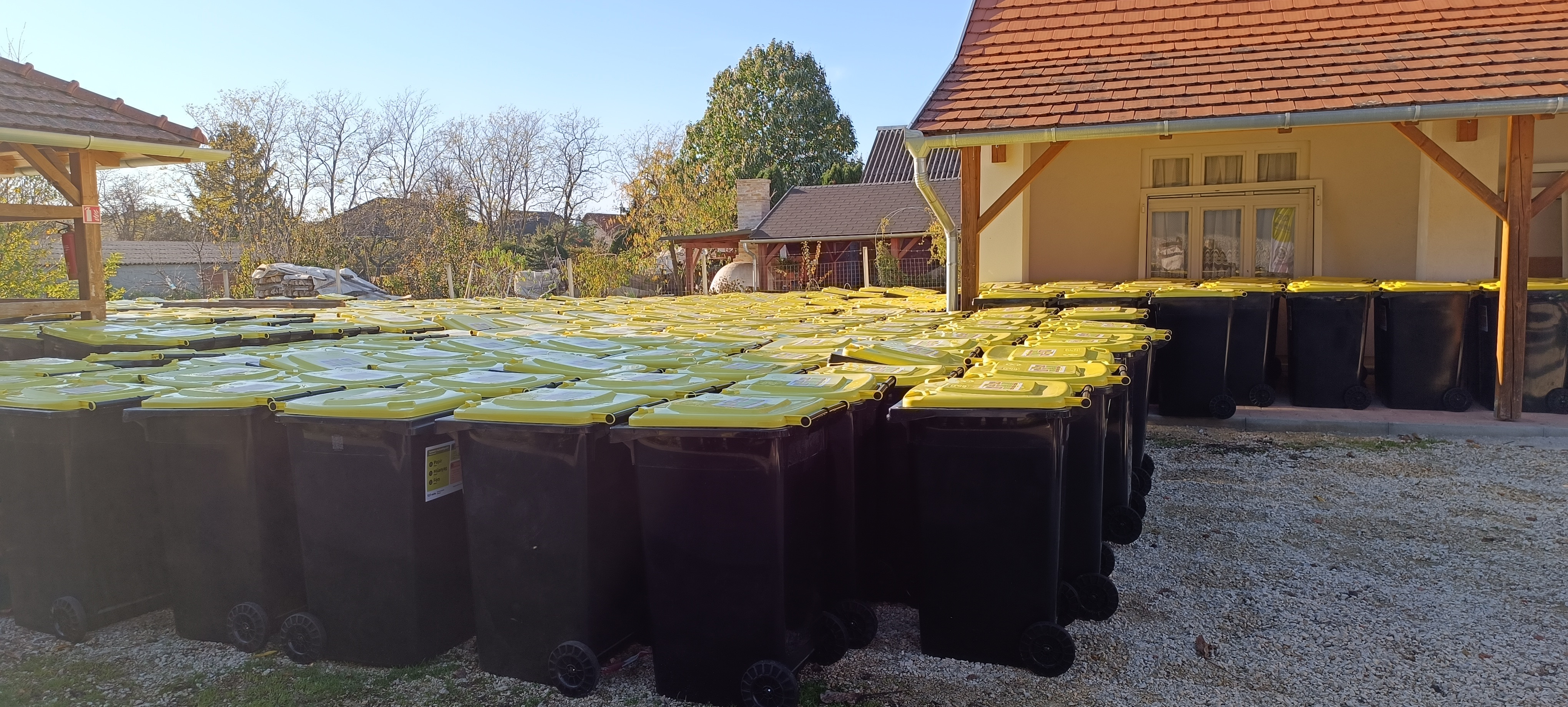 Sárga fedeles kukák